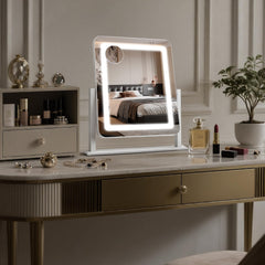 Bearvolve LED close-up highlighting 140 bright LEDs for even makeup illumination