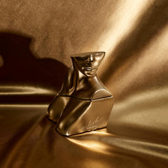 Billie Eilish close-up spray nozzle demonstrating easy, even application