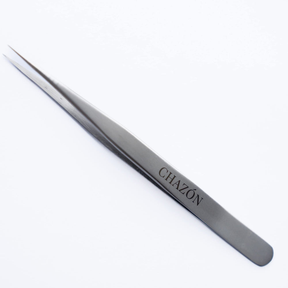CHAZÓN tweezers front view showing straight-point tips and ergonomic grip for precise grooming