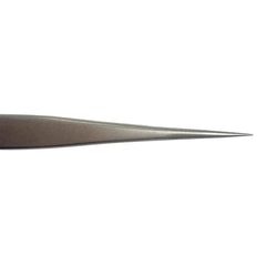 CHAZÓN tweezers next to a ruler and protective case showing size and travel-ready convenience