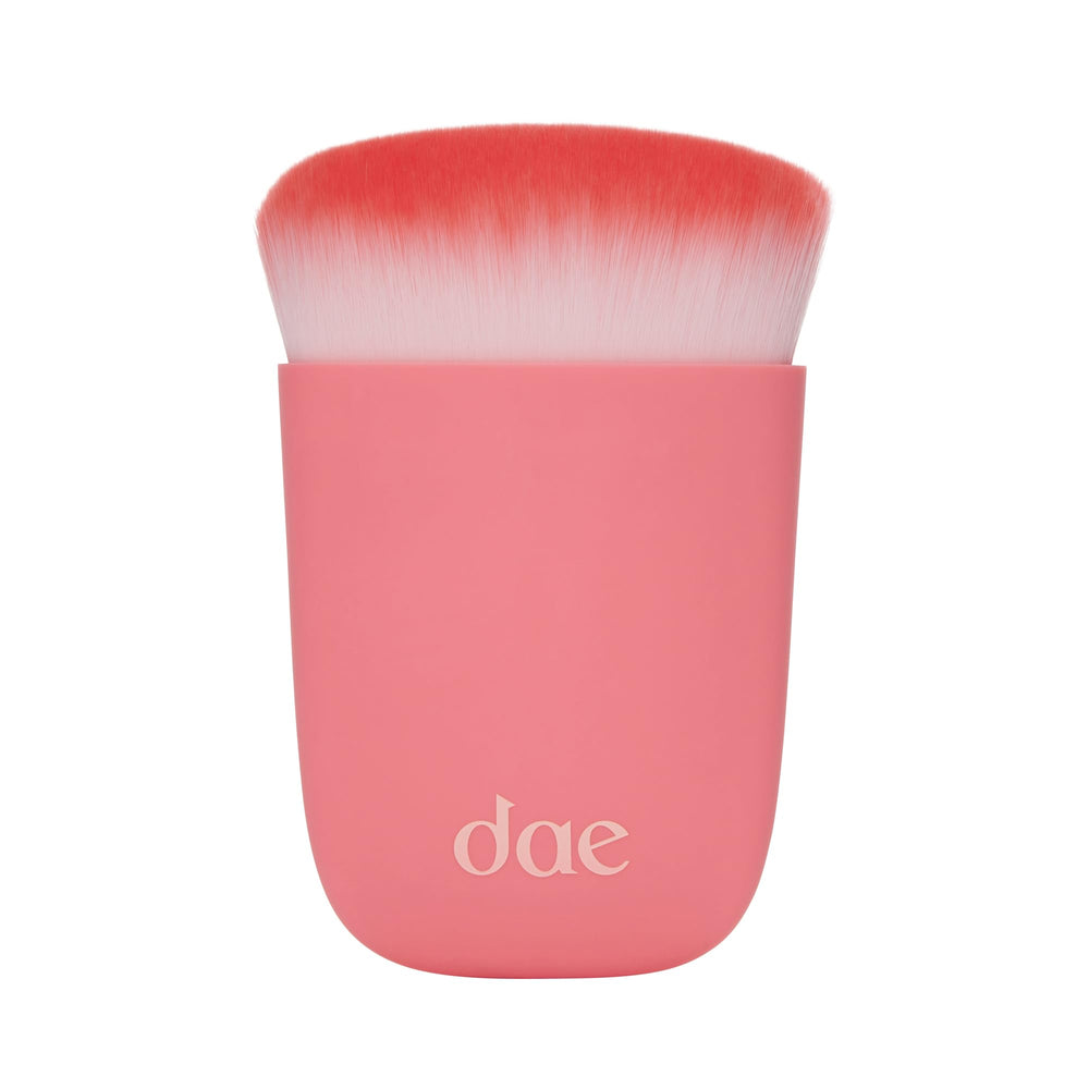 DAE kabuki brush front view showing compact head and easy grip benefit