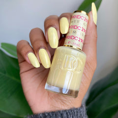 DAISY DND bottle close-up highlighting glossy gel finish benefit