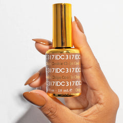 DAISY DND gel bottle close-up highlighting pigment and brush