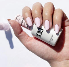 DAISY DND gel bottle close-up showing rich pigment and smooth consistency benefit