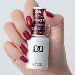 DAISY DND gel polish brush closed displaying tidy cap and salon-ready control