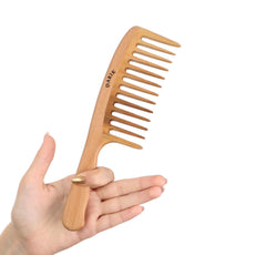 Darık Profesyonel Ahşap front view of wooden wide-tooth comb shows shape and easy grip
