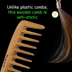 Darık Profesyonel Ahşap comb in hand to show compact size and comfortable hold