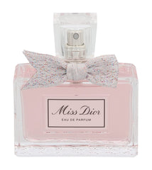 Model spraying Dior Miss EDP demonstrating application and sillage