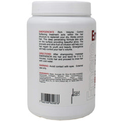 Applying Emergencia Toque Magico on damp hair to improve softness and manageability