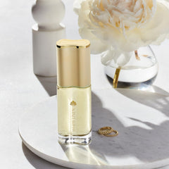 Estée Lauder White Linen spray in use with mist, demonstrates easy controlled application