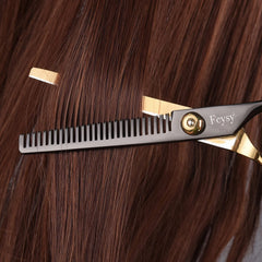 Fcysy razor comb in use on hair illustrating controlled thinning and refined layers