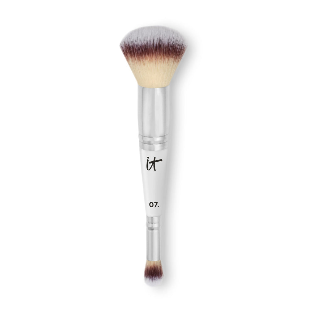 IT Cosmetics brush front packaging showing dual-ended design and brand logo, easy identification benefit