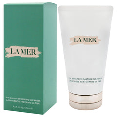 La Mer lather on hand showing how foam lifts impurities for refreshed skin