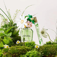 Marc Jacobs Daisy Wild close-up of glass texture emphasizing quality and clarity