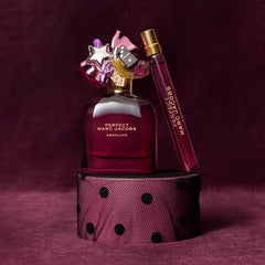 Marc Jacobs cap and spray head close-up showing secure closure and easy use