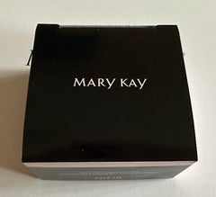 Mary Kay Silky Setting Powder applied on t-zone close-up reducing shine and blurring pores