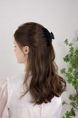 OideGuiing worn in a full updo demonstrating secure hold and comfortable fit