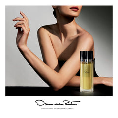Oscar de la Renta atomizer spray in action for even fragrance application benefit