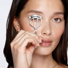 Tweezerman side profile highlighting 60-degree curve for round-eye fit and fuller curl