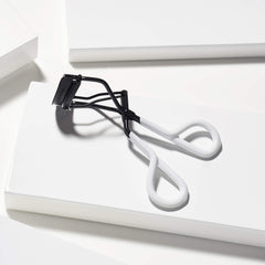 Tweezerman Onyx in use curling lashes for lifted, wide-awake appearance