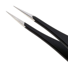 Tweezerman close-up of hand-filed pointed tips for accurate ingrown hair and splinter grip