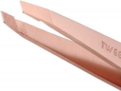 Tweezerman close-up of hand-filed slanted tips highlighting precise alignment and secure hair grip