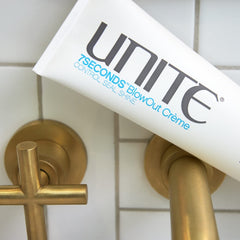 UNITE texture close-up of crème demonstrating lightweight slip and shine