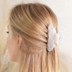 Yuxung clip securing a half-up hairstyle offering reliable hold