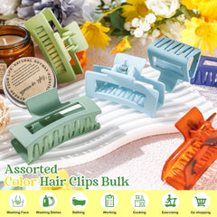 Yuxung small clip in hand showing scale and travel convenience