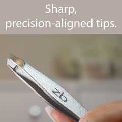 Zizzili Basics in use shaping eyebrow for cleaner, defined brows