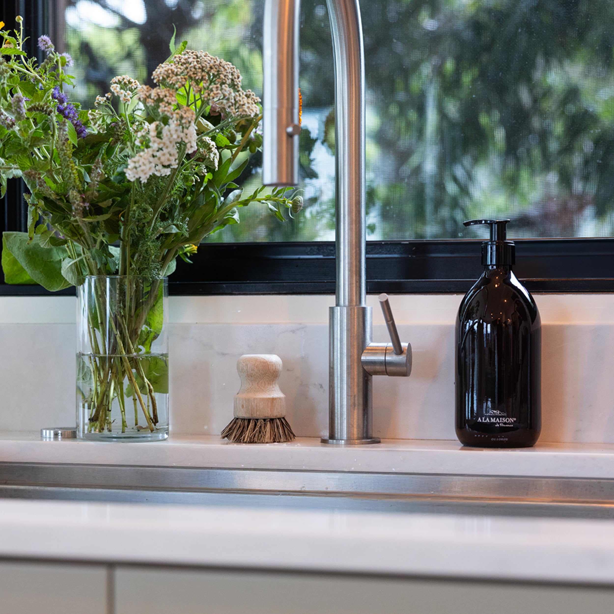 A LA MAISON amber bottle next to a refill pouch showing easy sustainable refills