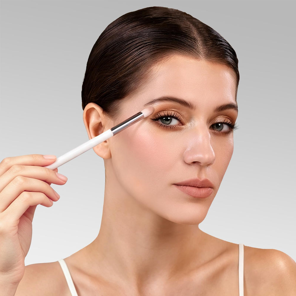 ALBEAUT applying eyeshadow on eyelid for smooth blending and precision
