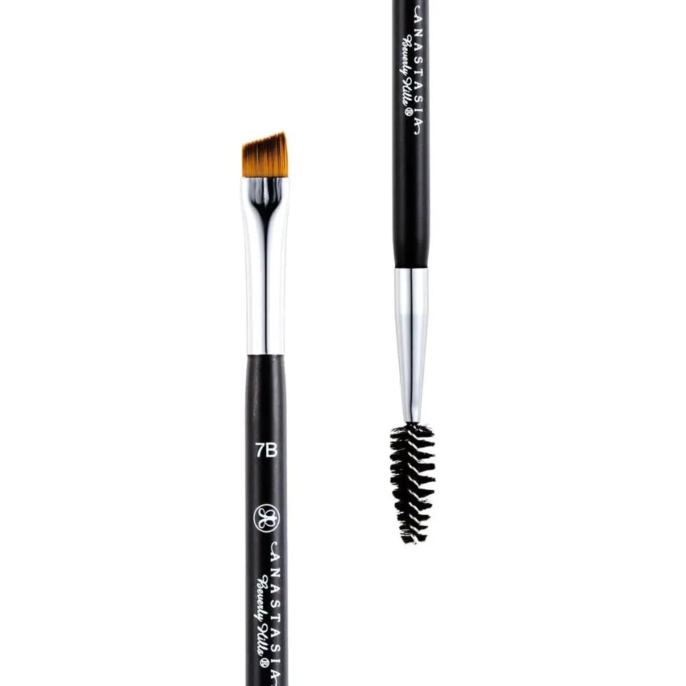 Anastasia Beverly Hills Brush 7B angled tip close-up for hair-like strokes