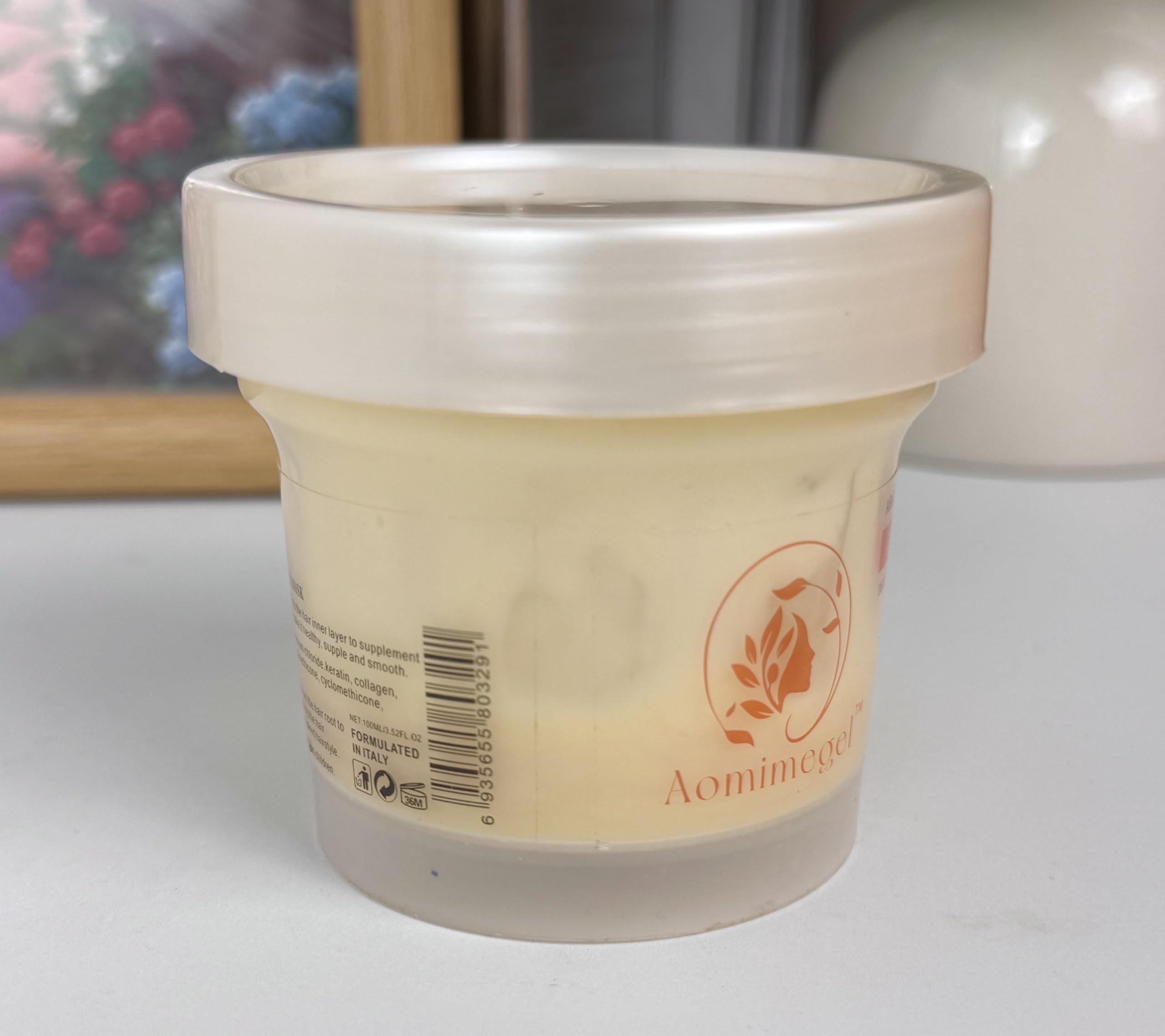 Aomimegel used in a lifestyle shot on curly hair showing smoother, touchable shine