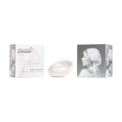 Ariana Grande bottle cap and neck detail highlighting premium finish benefit: tactile elegance