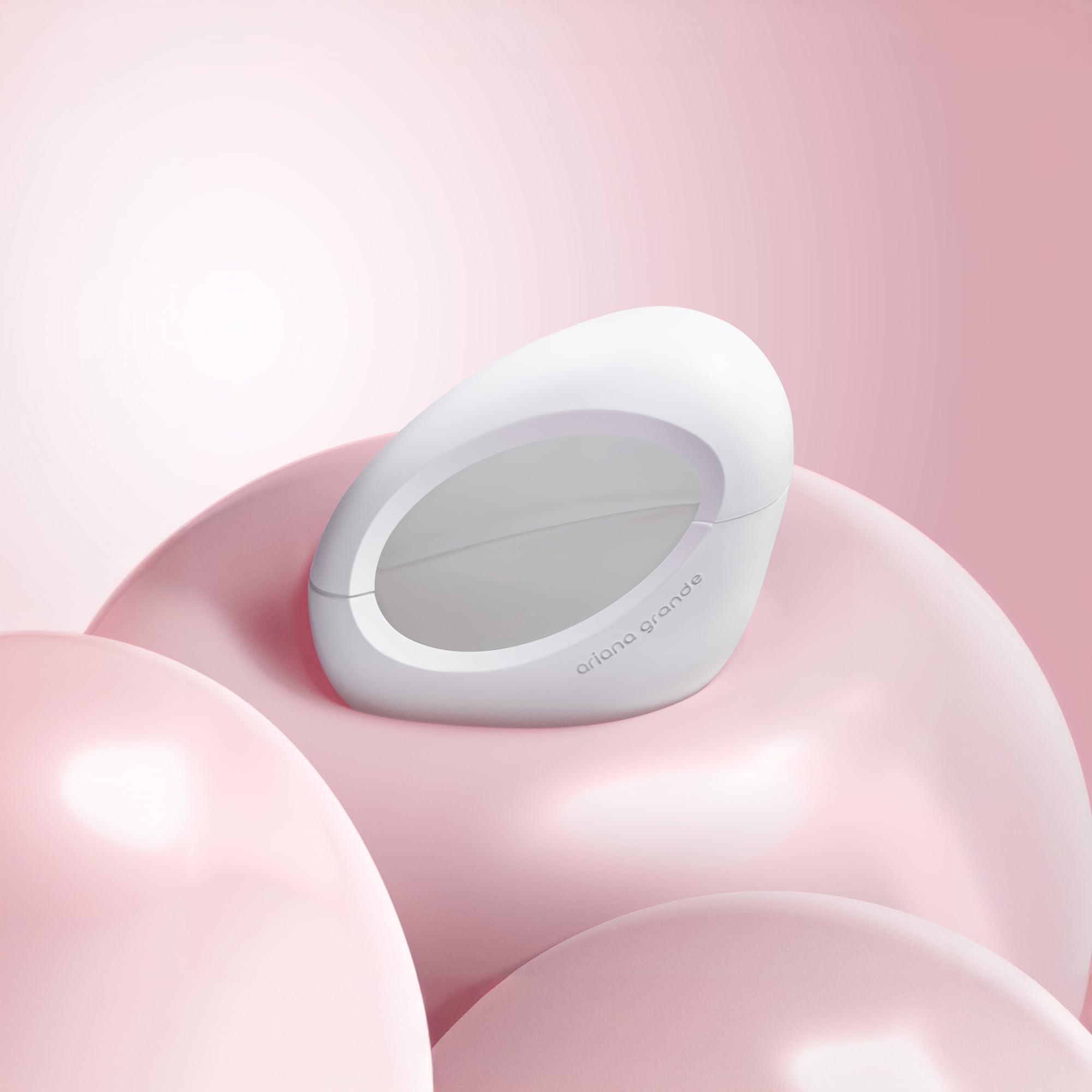 Ariana Grande close-up of orris and praline notes illustrating refined gourmand character