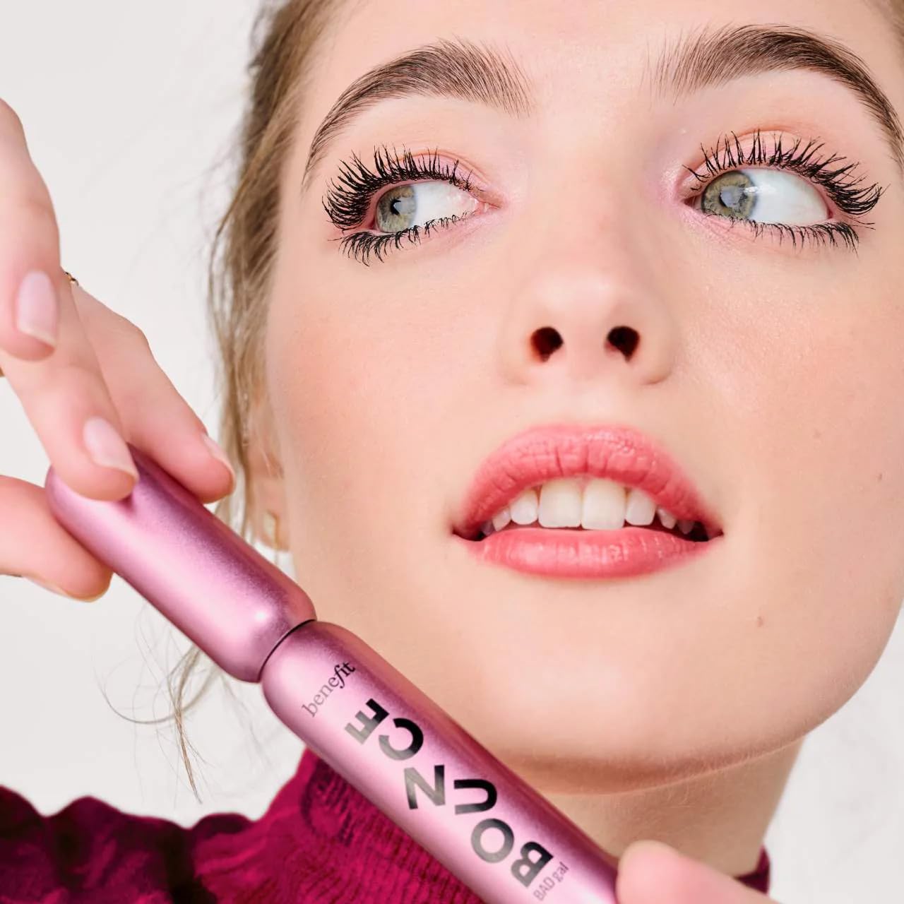 Benefit BADgal Bounce mascara texture on a surface illustrating creamy buildable formula benefit