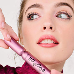 Benefit BADgal Bounce mascara texture on a surface illustrating creamy buildable formula benefit