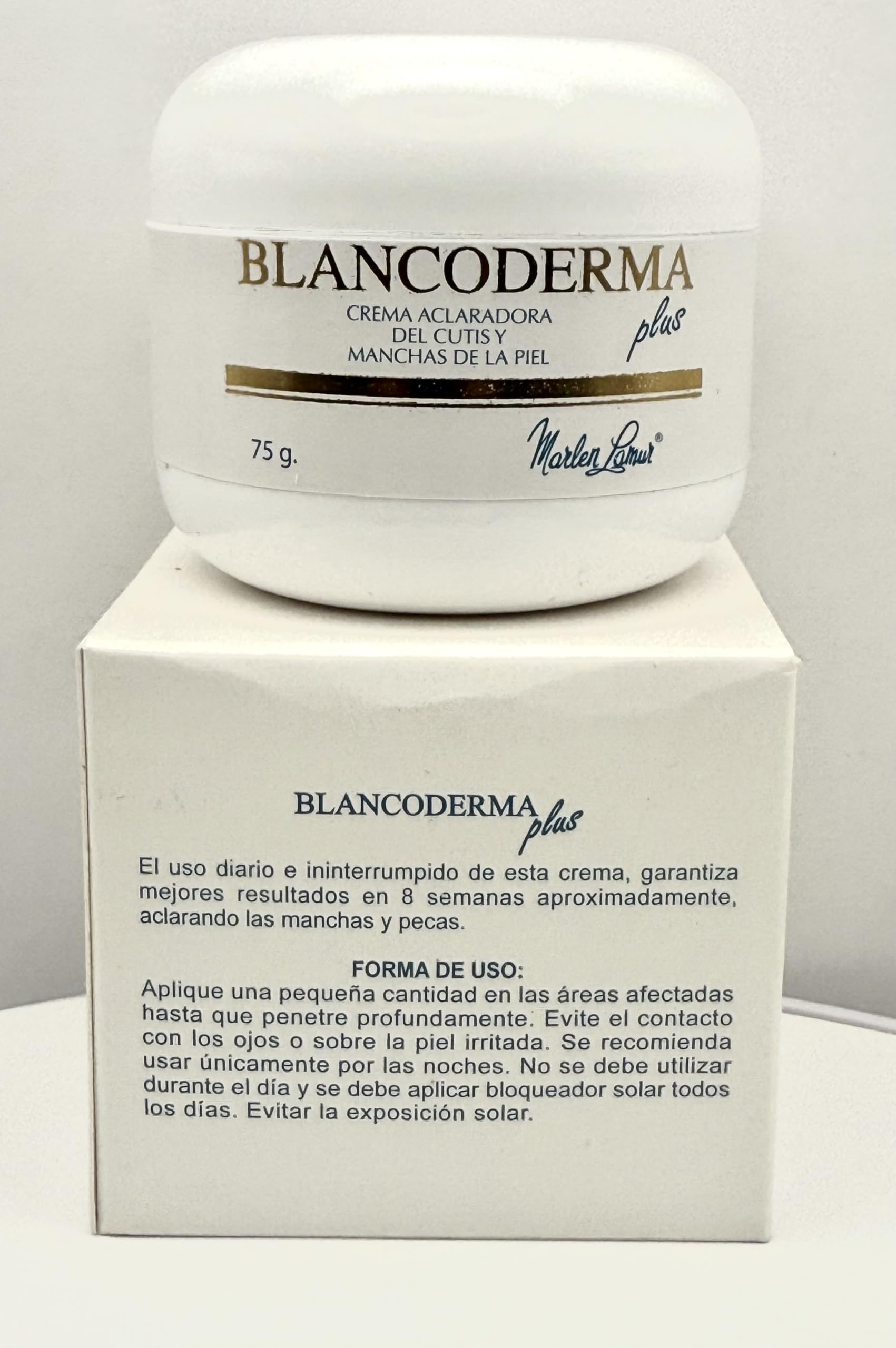 Generic Blancoderma Plus tube held in hand to show 75 gramos size and portability for travel-friendly use