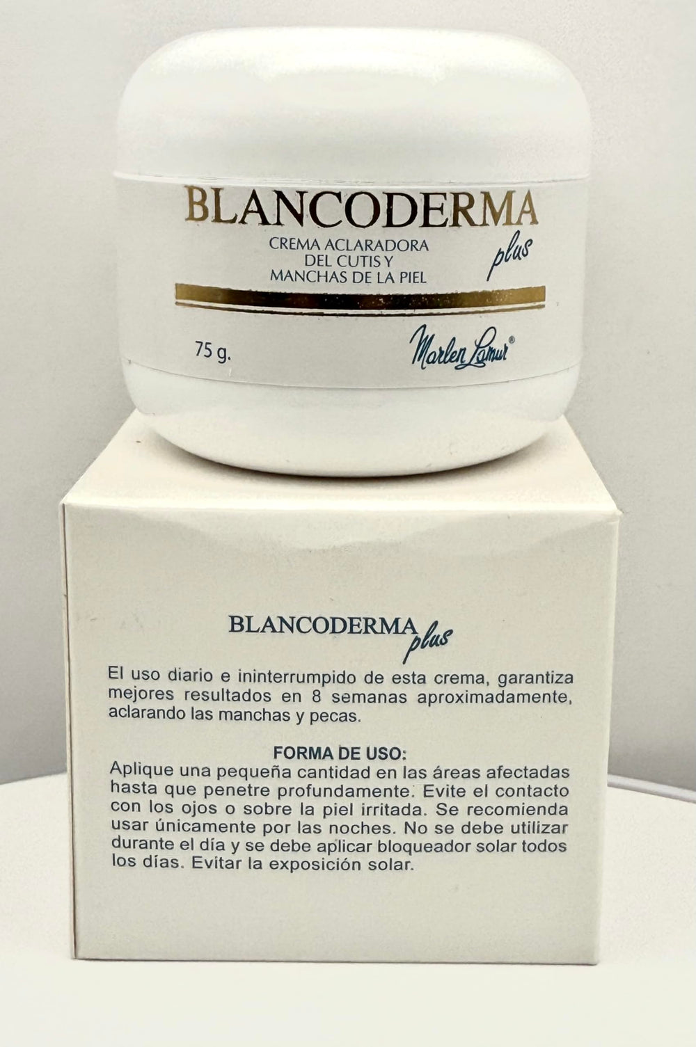 Generic Blancoderma Plus tube held in hand to show 75 gramos size and portability for travel-friendly use