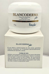 Generic Blancoderma Plus tube held in hand to show 75 gramos size and portability for travel-friendly use