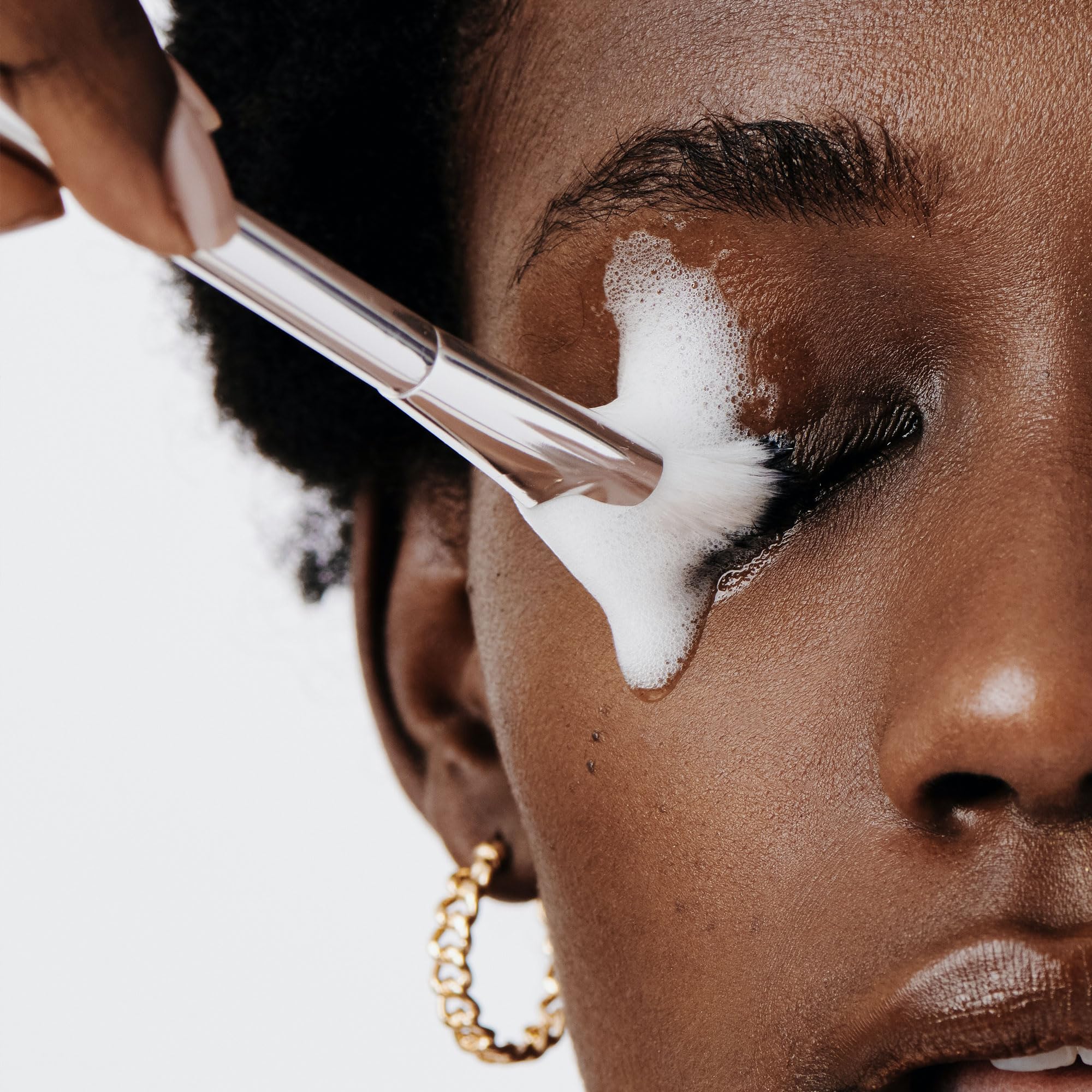 Borboleta being applied to lashes showing safe extension care