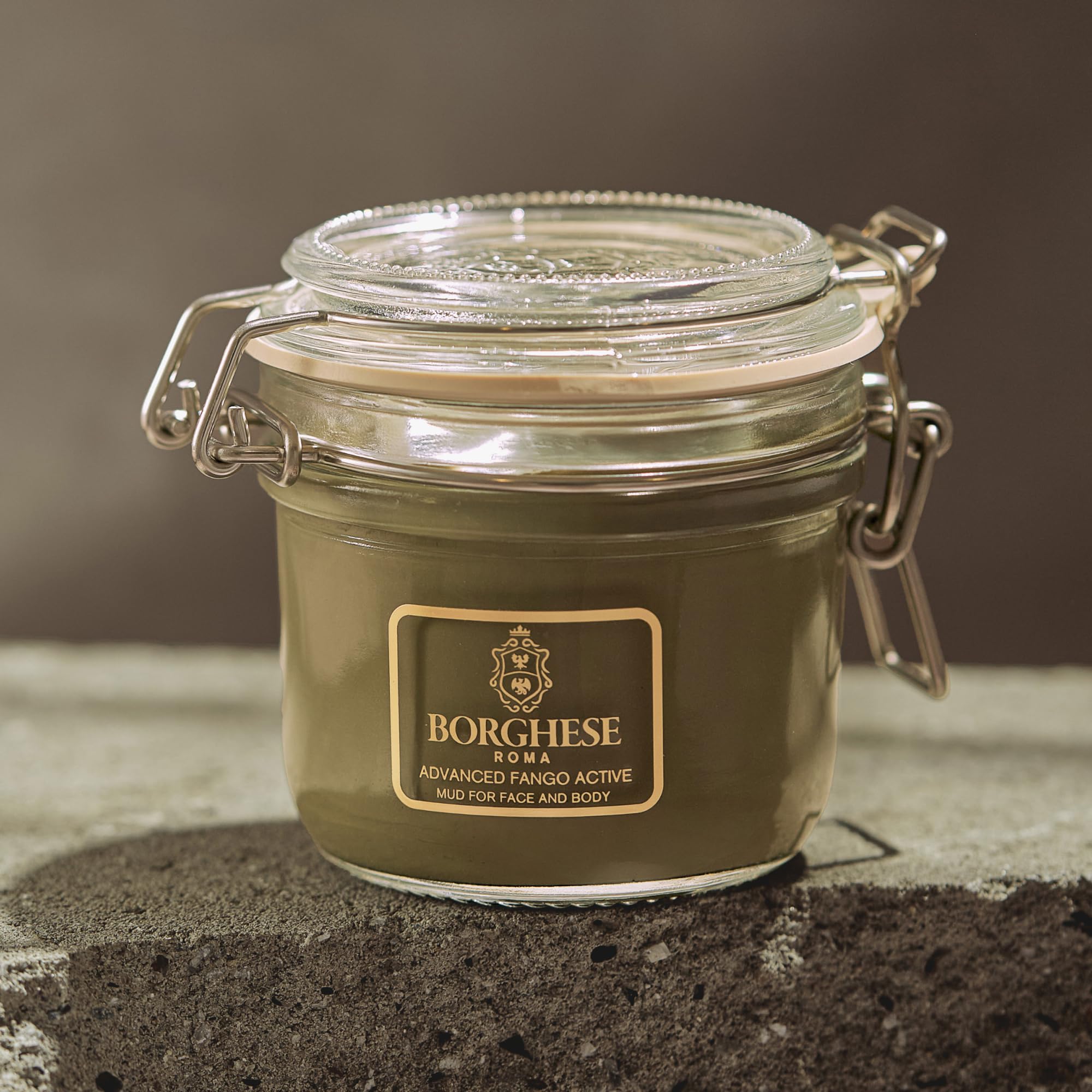 Borghese mineral mud pile showing natural ingredients and purifying benefit
