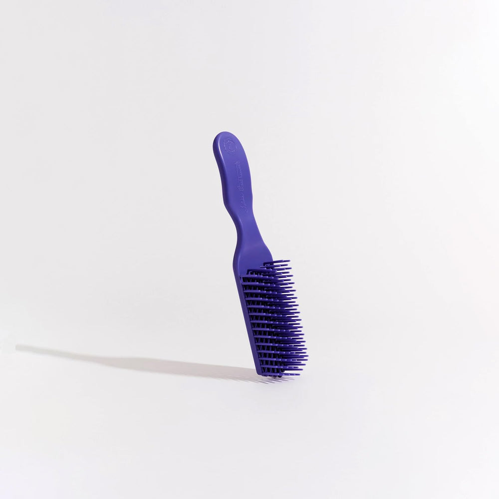 Brush With The Best close-up of flexi-bristles that glide to reduce breakage