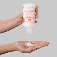 Bumble and bumble creamy foam texture illustrating gentle hydrating lather