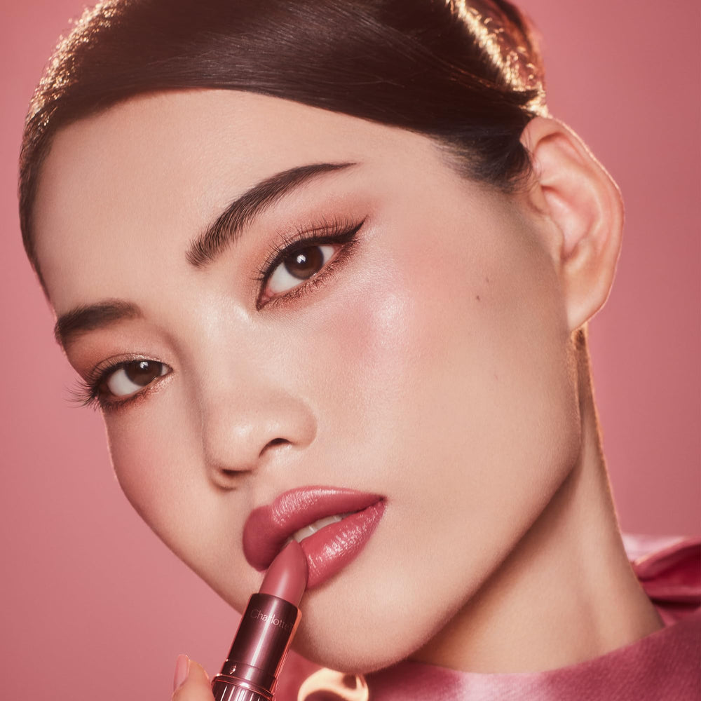 Charlotte Tilbury K.I.S.S.I.N.G applied on model smile demonstrating flattering mauve-rose shade benefit