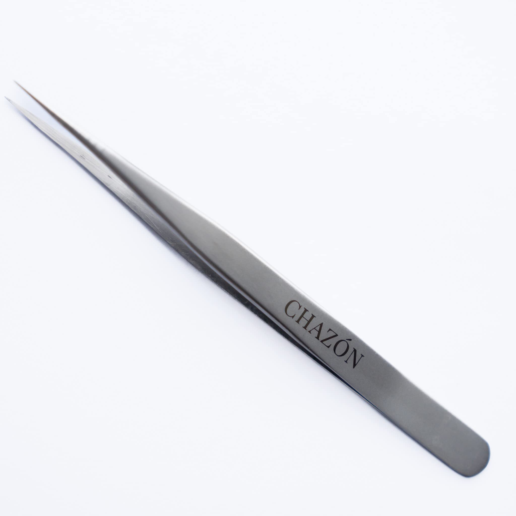 CHAZÓN tweezers front view showing straight-point tips and ergonomic grip for precise grooming
