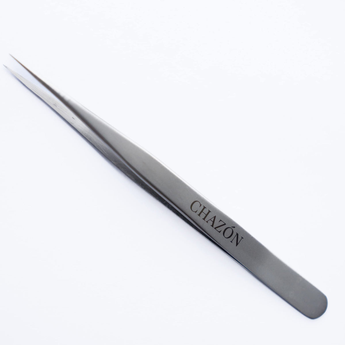CHAZÓN tweezers front view showing straight-point tips and ergonomic grip for precise grooming