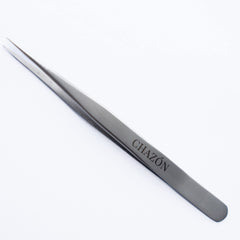 CHAZÓN tweezers front view showing straight-point tips and ergonomic grip for precise grooming