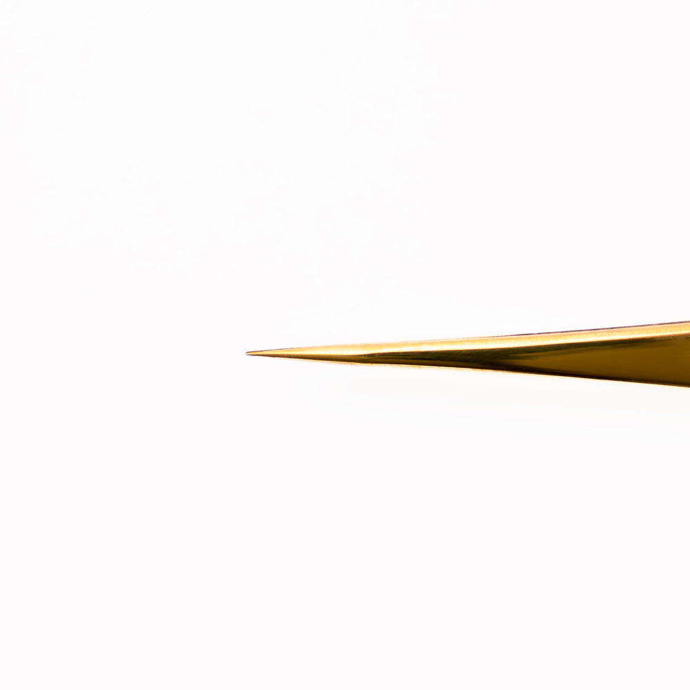 CHAZÓN tweezers in use shaping eyebrow to demonstrate precise control and gentle extraction benefit